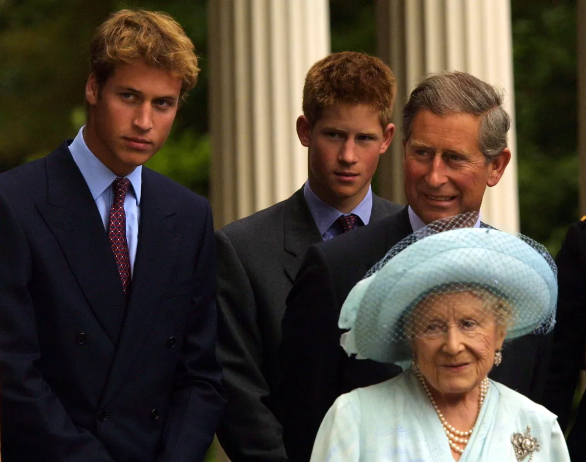 Príncipe William, príncipe Harry, rey Carlos III e Isabel, reina madre