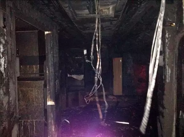 Este es el interior del vehículo tras el incendio.