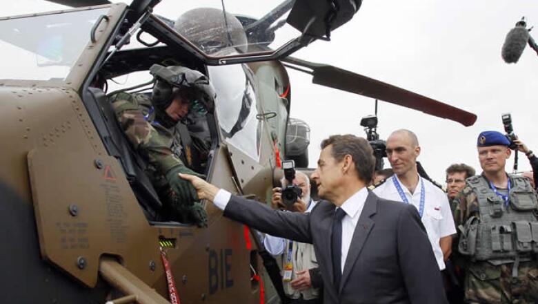 El presidente francés Nicolas Sarkozy estrecha la mano del piloto de un helicóptero de ataque “Eurocopter Tiger” durante la inauguración de la exhibición.
