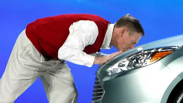 Alan Mulally, CEO de Ford, besa el cofre del modelo Ford Focus Electric, presentado durante el Consumer Electronics Show (CES) en Las Vegas, donde diversas empresas mostraron sus apuestas tecnológicas para  2011.