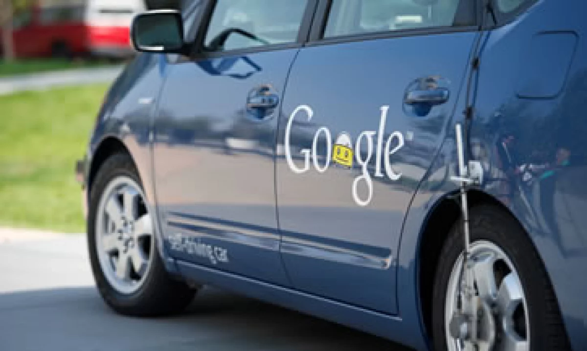 Uno de los vehículos autónomos con conductor que prueba Google en Estados Unidos. (Foto: Augie Martin/CNN )