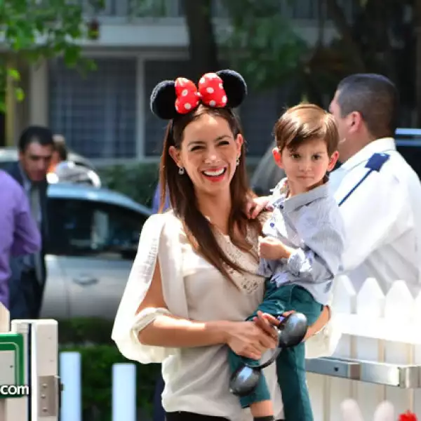 Claudia Lizaldi con su pequeño Iam