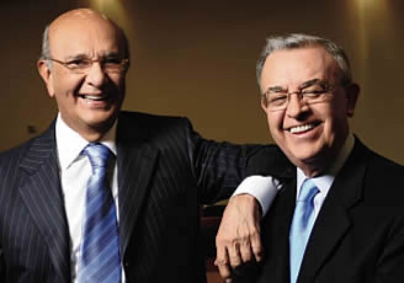 José Antonio Pérez, de 73 años y Víctor Manuel Requejo, de 71, buscan en las aulas ideas nuevas para sus negocios. (Foto: Ramón Sánchez Belmont)