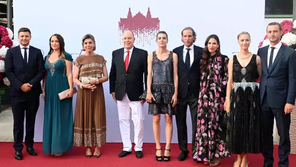 Gareth Wittstock, su esposa Roisin Wittstock, la Princesa Carolina de Hannover, el Príncipe Alberto II de Mónaco, Charlotte Rassam, Andrea Casiraghi, Tatiana Santo Domingo, Beatrice Borromeo y Pierre Casiraghi asisten al Concierto de Verano de la Cruz Roja.
