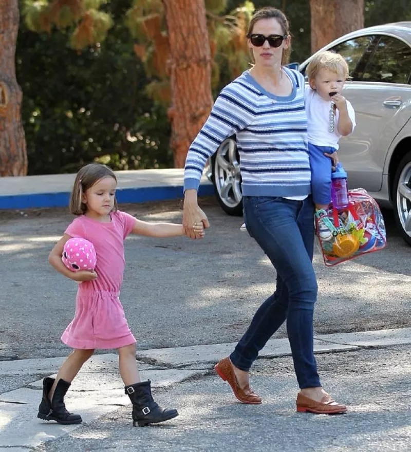 La actriz fue captada en un parque de Los Ángeles divirtiéndose con sus tres pequeños y luciendo una "misteriosa" pancita.