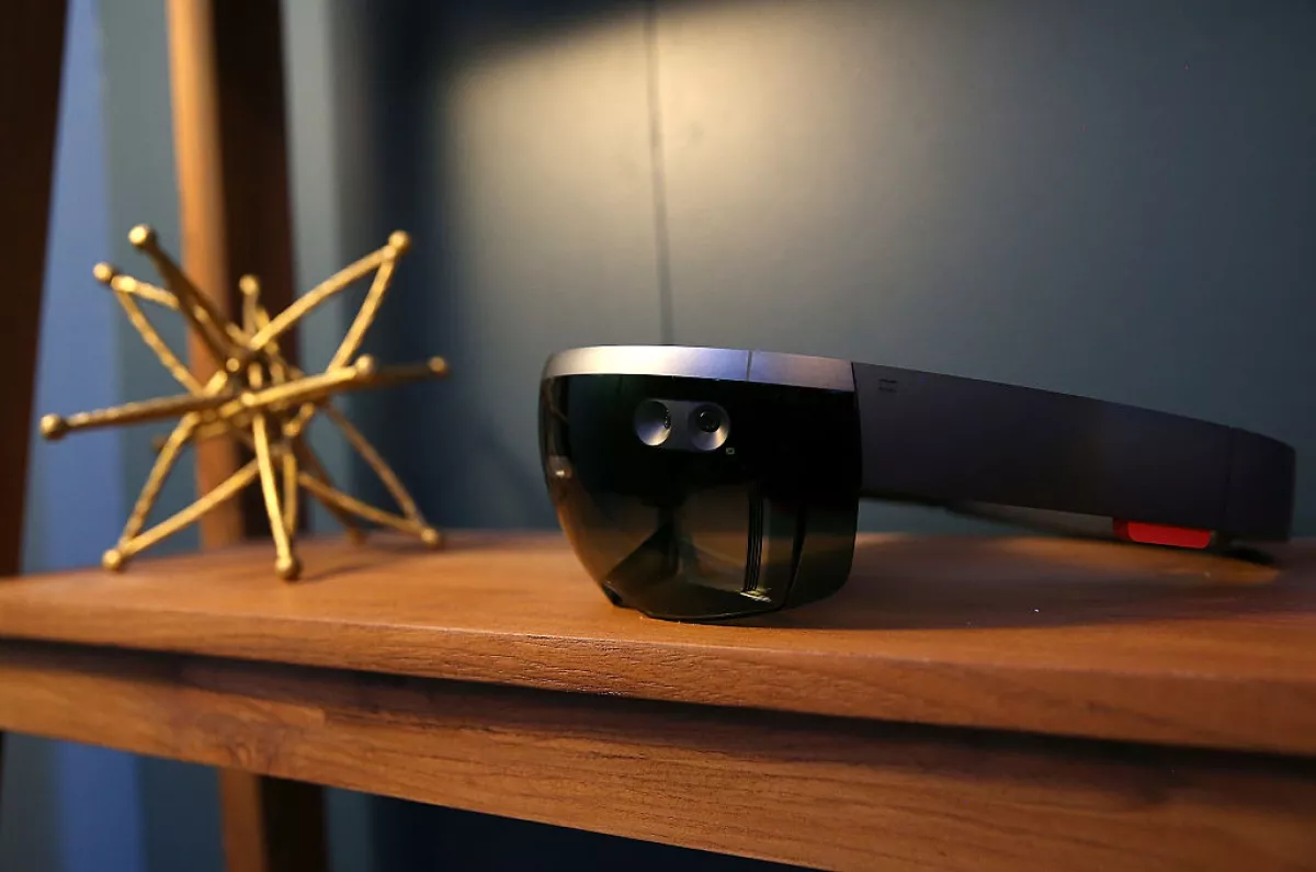 Una de las apuestas de realidad virtual y aumentada de Microsoft es HoloLens, un visor con procesador holográfico que detecta movimientos del usuario.