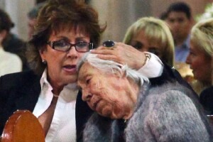 Laura Zapata con su abuela, Eva Mange durante la misa en honor a Yolanda Miranda.