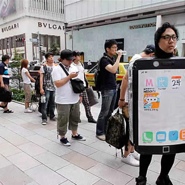 Cientos de personas llenaron tiendas de Tokio para ser los primeros compradores del iPhone 4 de Apple.