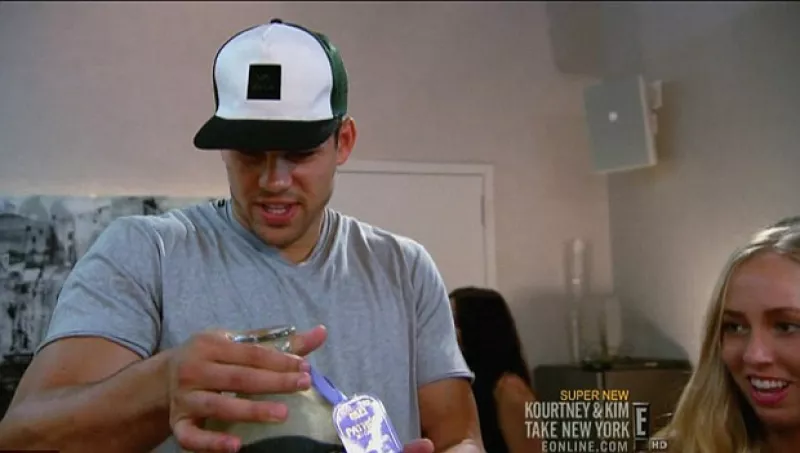 Kris Humphries organizó una reunión en el departamento de Nueva York donde vivía con Kim, y se dice que este tipo de eventos hicieron que la socialité se molestara con él.