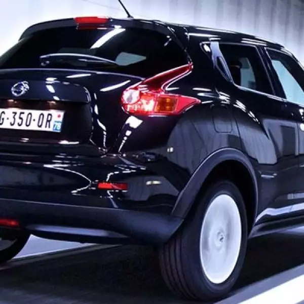 Además, cuenta con llantas de aleación de 17 pulgadas, espejos retrovisores y manijas en blanco.