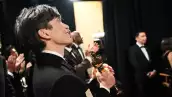 foto del perfil de cillian murphy cargando su oscar entre las manos en el backstage de los premios de la academia.