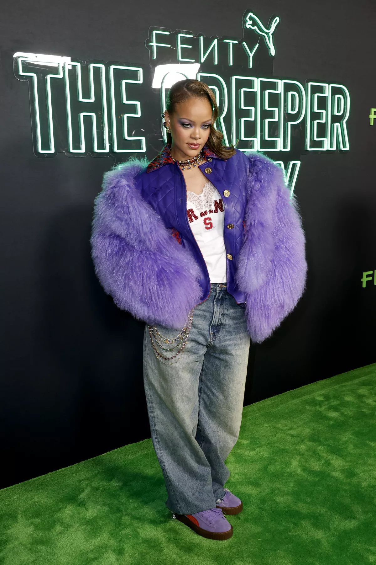 Rihanna lleva los Creeper Phatty de Fenty x Puma como el centro de atención de su look. 
