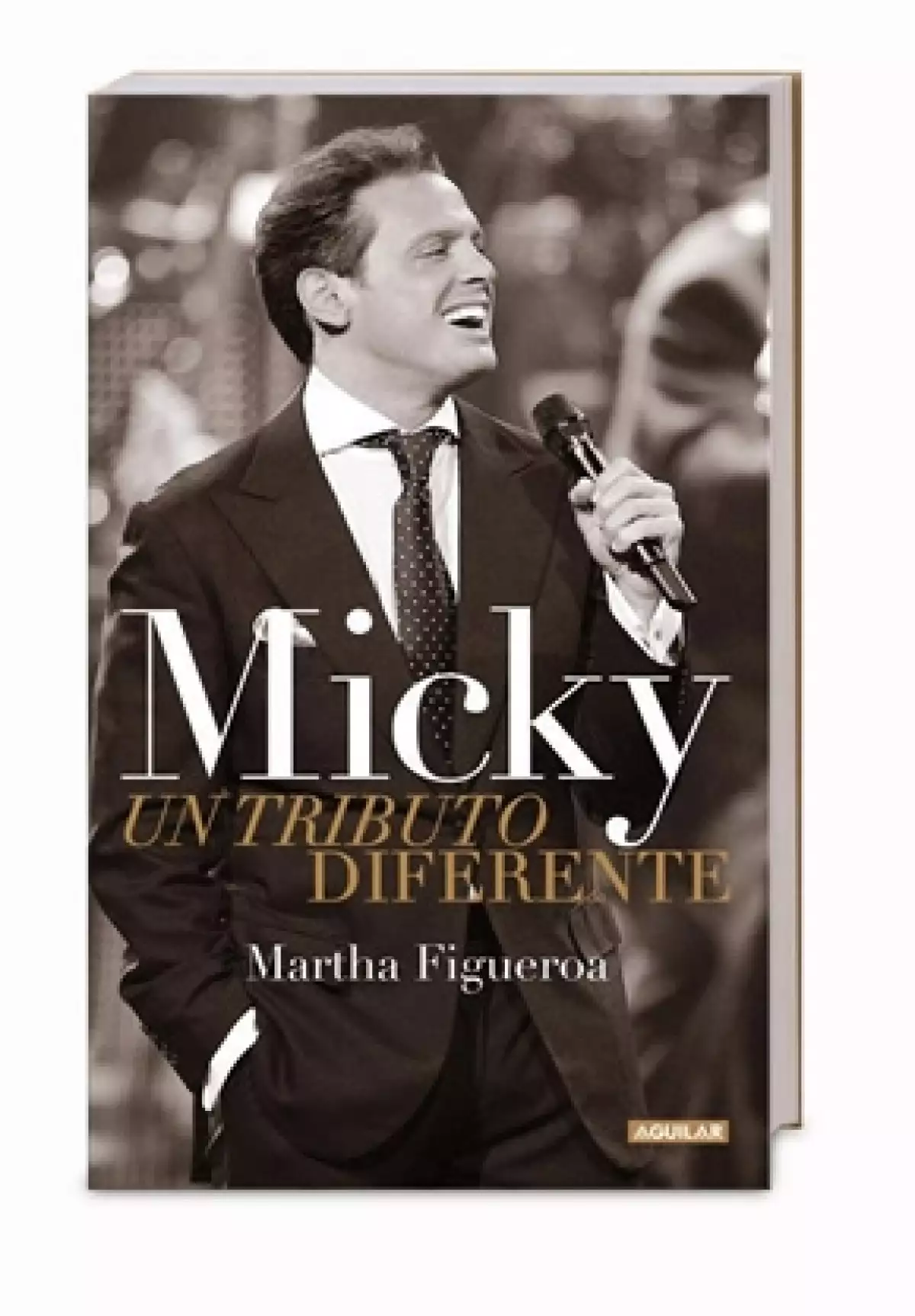 La periodista celebró anoche el lanzamiento de su publicación, `Micky. Un Tributo Diferente´ y tiene la esperanza que el cantante lo lea.