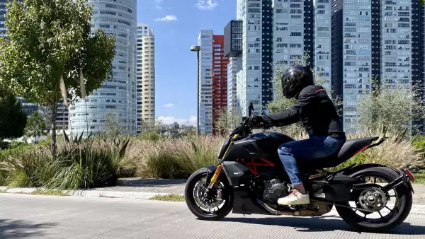 una ducati diavel en santa fe cdmx