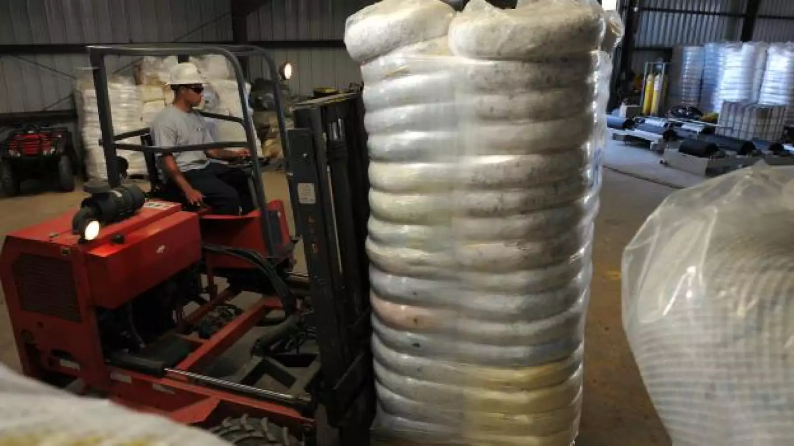 Las autoridades utilizan material absorvente para detener el petrÃ³leo