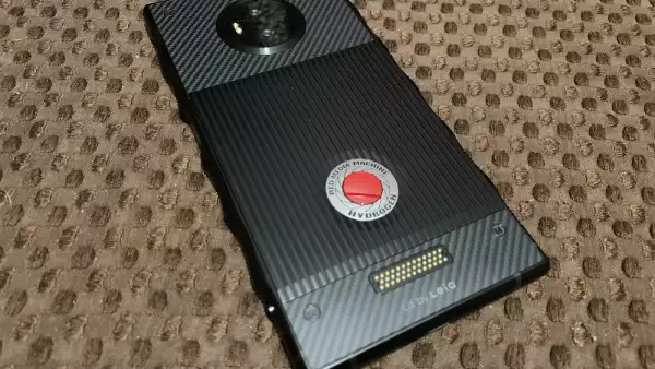 El equipo tiene un cuerpo de aluminio y pantalla de 5.7 pulgadas LCD