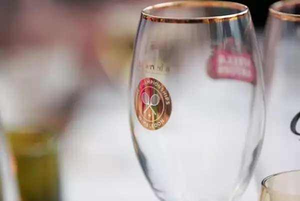 La cerveza oficial del torneo es la Stella Artois, que se sirve en un chalice conmemorativo.