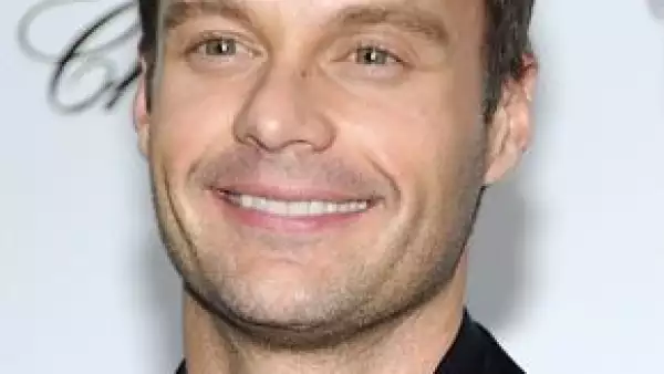 El presentador acaba de firmar contrato para seguir siendo anfitrión de American Idol hasta el 2012.