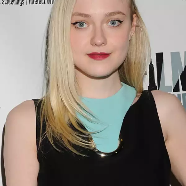 Para la premiere de ´Every Secret Thing´ en Nueva York, Dakota Fanning optó por unos labios rojo cereza y ojos estilo cat eye. Para acompañar el look, llevó el pelo lacio y agarrado hacia un lado.