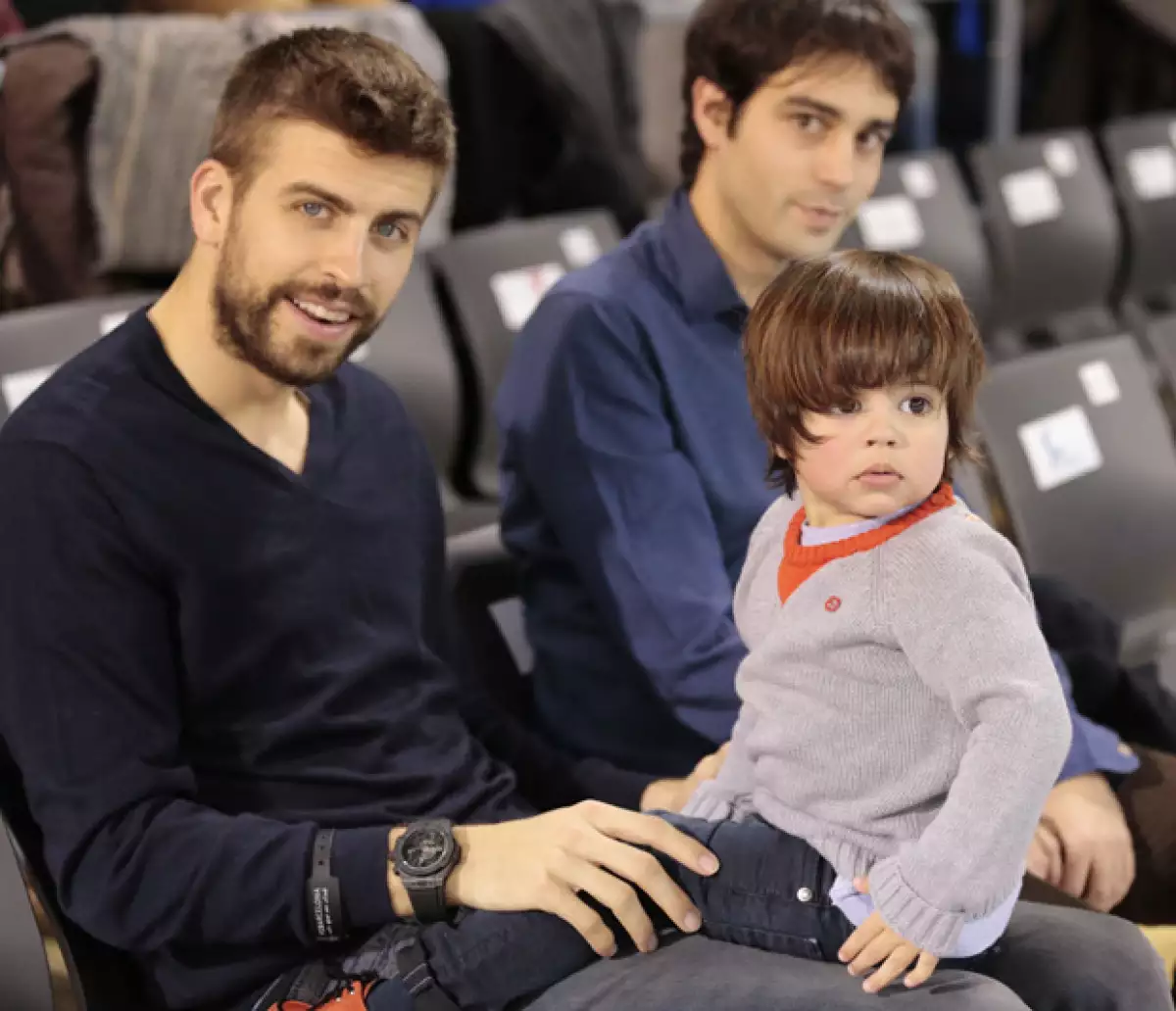 Gerard Piqué y su hijo en un partido de basketball