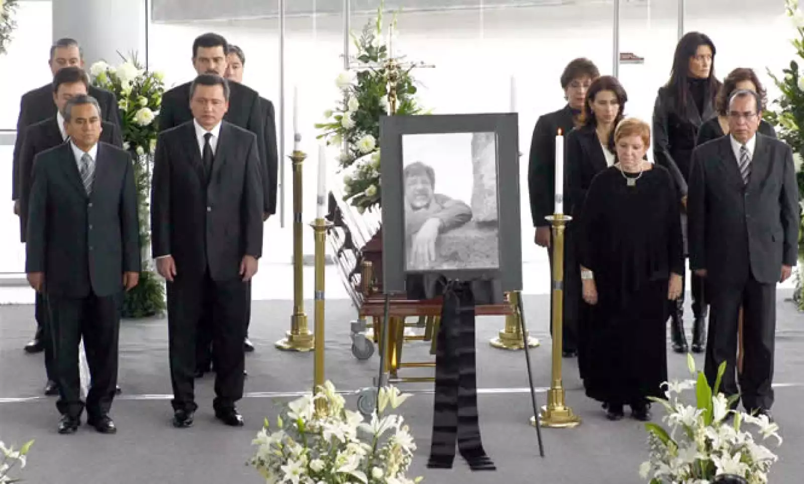 El artista plástico Bayron Gálvez, nacido en Mixquiahuala, Hidalgo, falleció el miércoles a causa de cáncer. Se le rindió un homenaje en el vestíbulo del teatro Gota de Plata al que asistió el gobernador Miguel Osorio Chong.