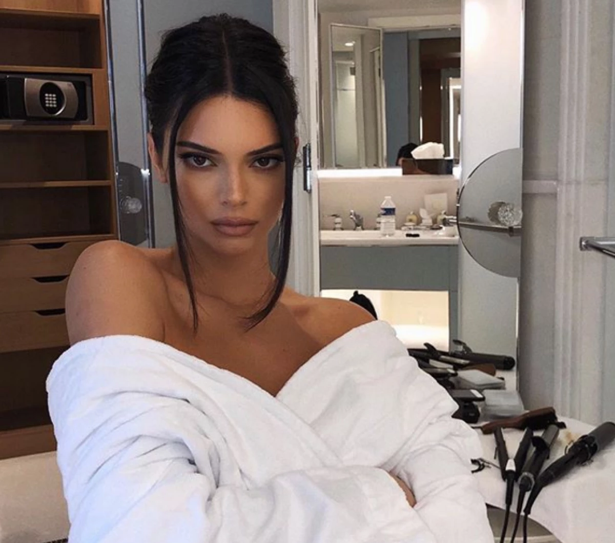 Acusan a Kendall Jenner por haber abusado de Photoshop en esta foto.