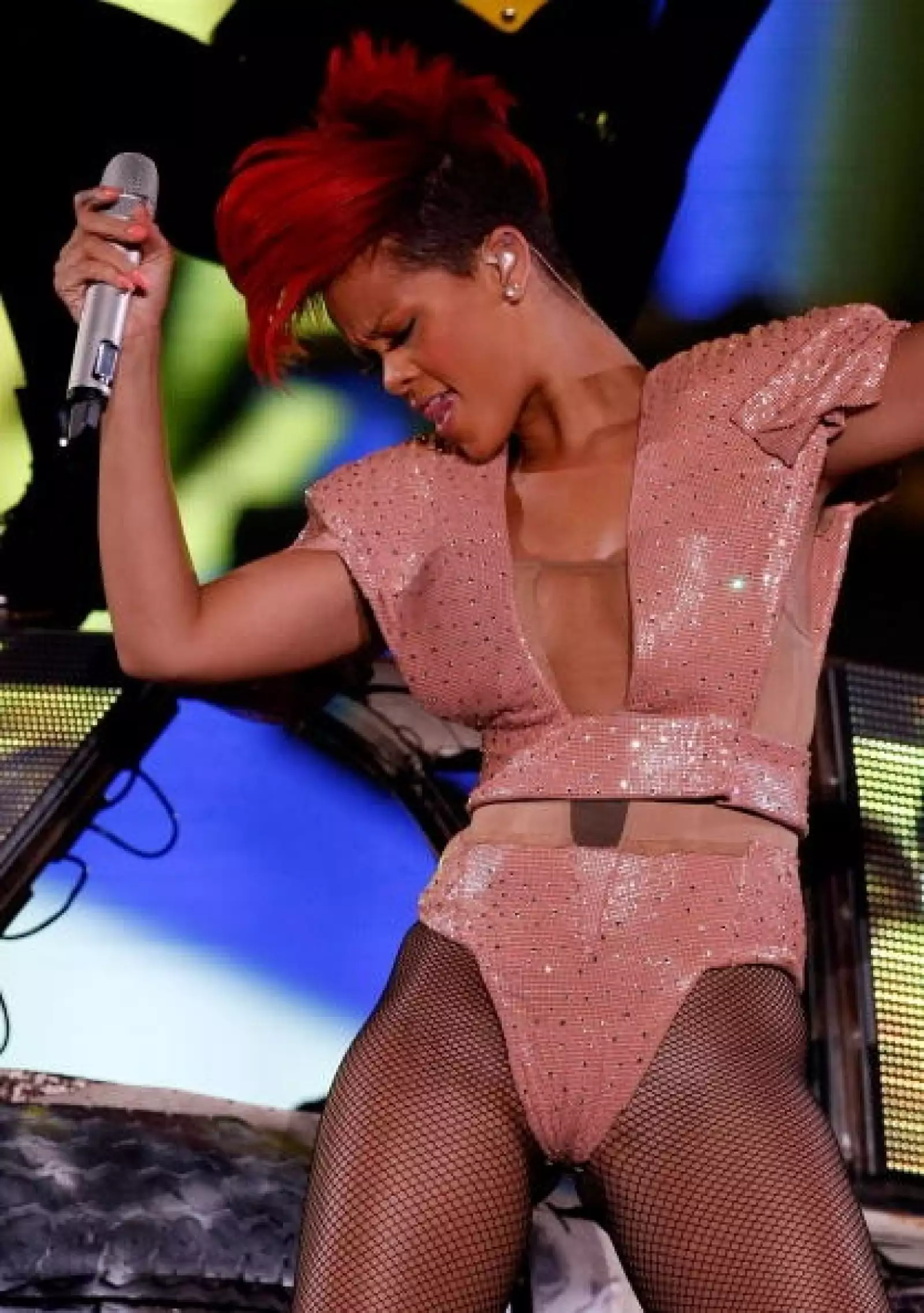 En uno de sus shows se presentó con mohawk y un fleco abundante en un profundo y luminoso color rojo.