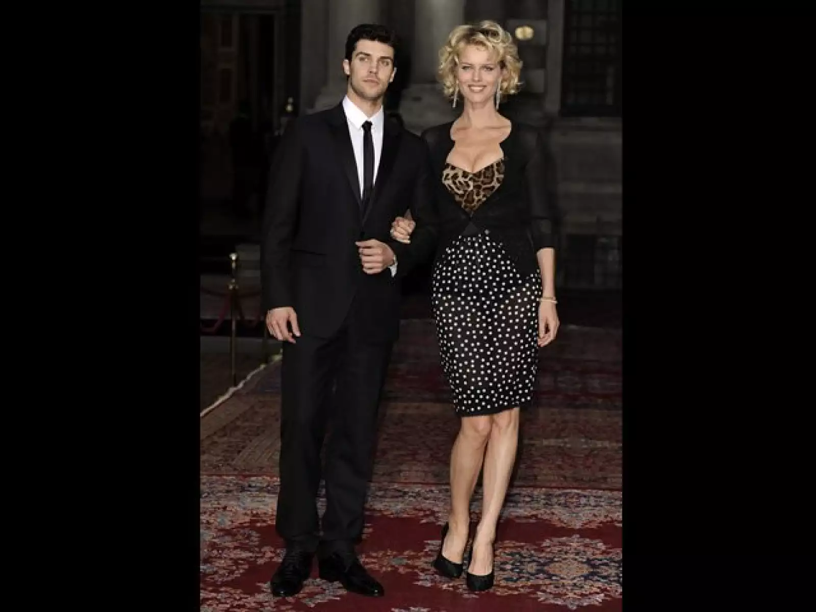 La atrevida modelo se puso un vestido negro con lunares blancos y estampado de leopardo en la parte superior.