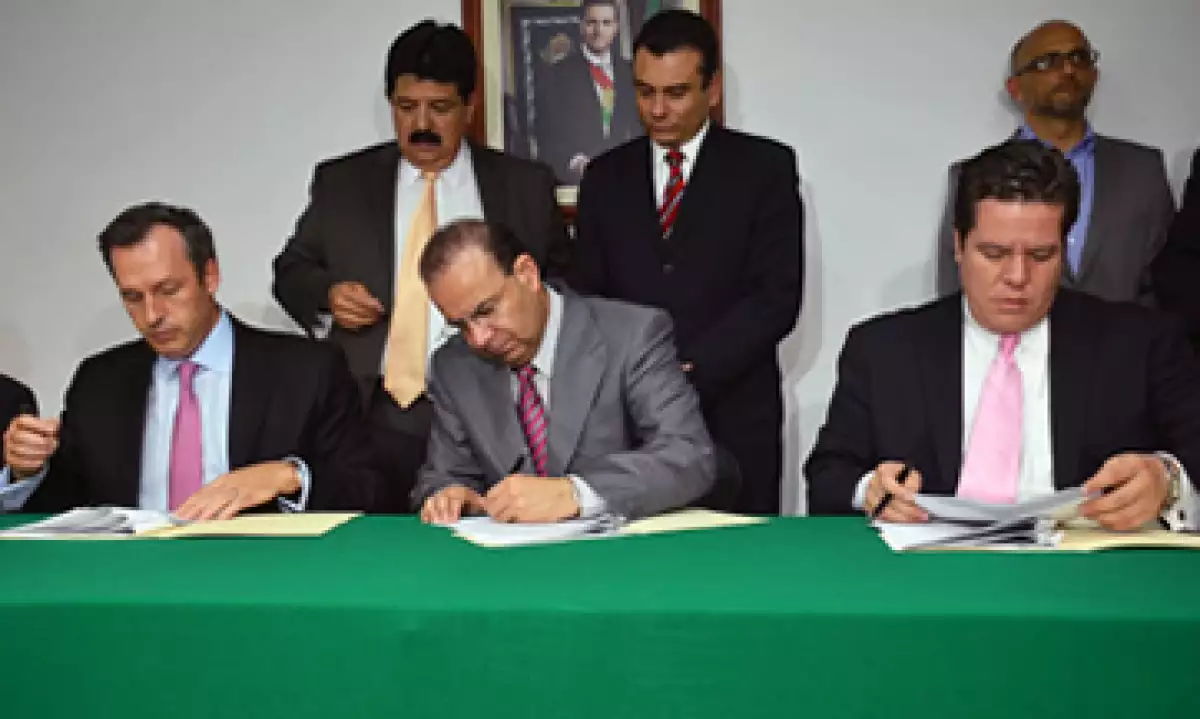 El convenio fue firmado por el director de Aeroméxico, el secretario del Trabajo (centro) y el líder de los sobrecargos. (Foto: Cortesía de la Secretaría del Trabajo)