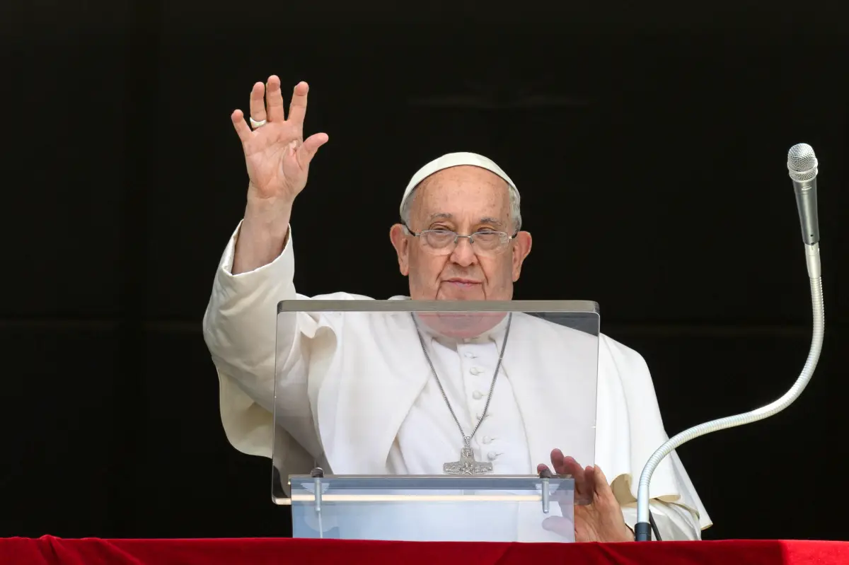 El Papa Francisco dirige la oración de Angelus desde su ventana en el Vaticano, el 21 de julio de 2024.