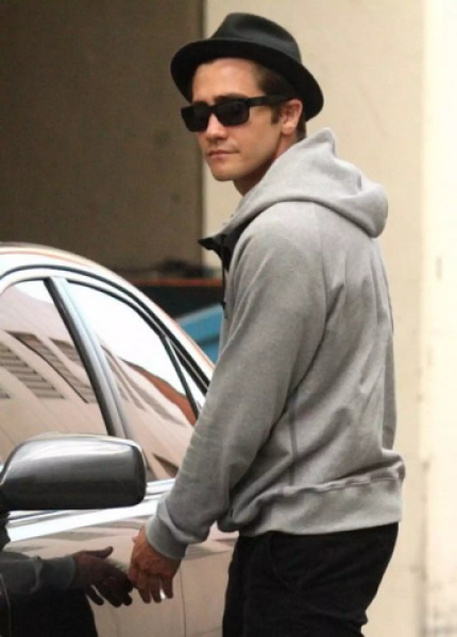 ¿Estará enfermo? Jake Gyllenhaal sale de una clínica en Beverly Hills, California.