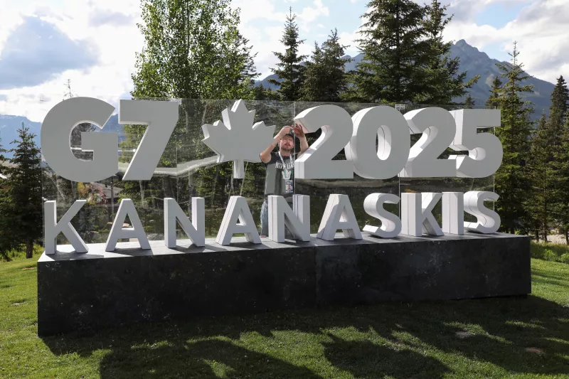 Un trabajador prepara un cartel antes de la cumbre del G7 en una ubicación satélite en Banff, Alberta, Canadá, el 14 de junio de 2025.