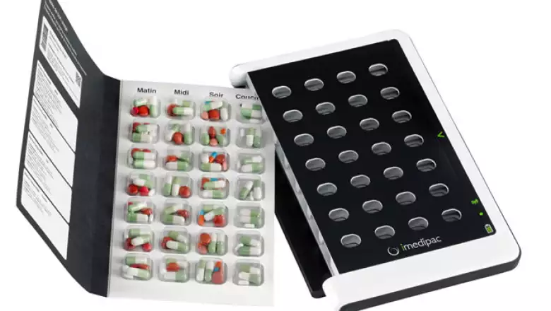 El pastillero inteligente con 28 compartimentos organiza los medicamentos que un paciente debe de tomar a la semana.