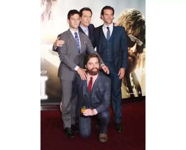 Justin Bartha, Ed Helms, Bradley Cooper y Zach Galifianakis, el cuarteto que le encanta meterse en aprietos, lucieron muy guapos en sus trajes para la alfombra roja de la premiere.