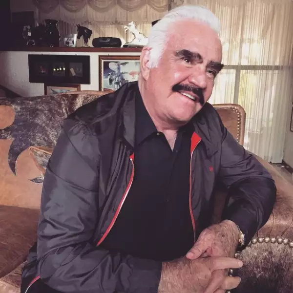 Vicente Fernández se molesta por los rumores de su muerte, pues dice que se encuentra más vivo que nunca.