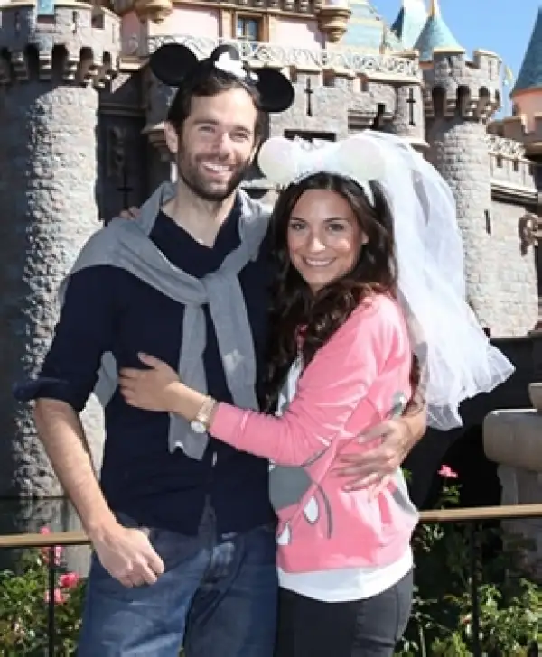 Alejandro y Ana Brenda estuvieron en Disney a finales de septiembre y posaron con orejas de Mickey y Minnie disfrazados de novios.