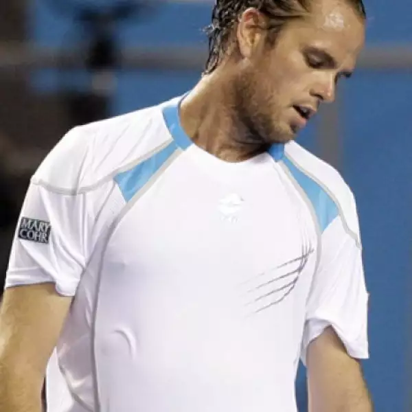 Belga, tiene 28 años, es reconocido en el circuito por su potente drive, la energía desplegada en su juego y por su mal carácter en la pista.