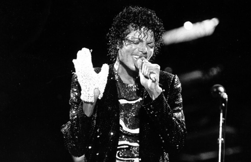 Michael Jackson usando el guante.