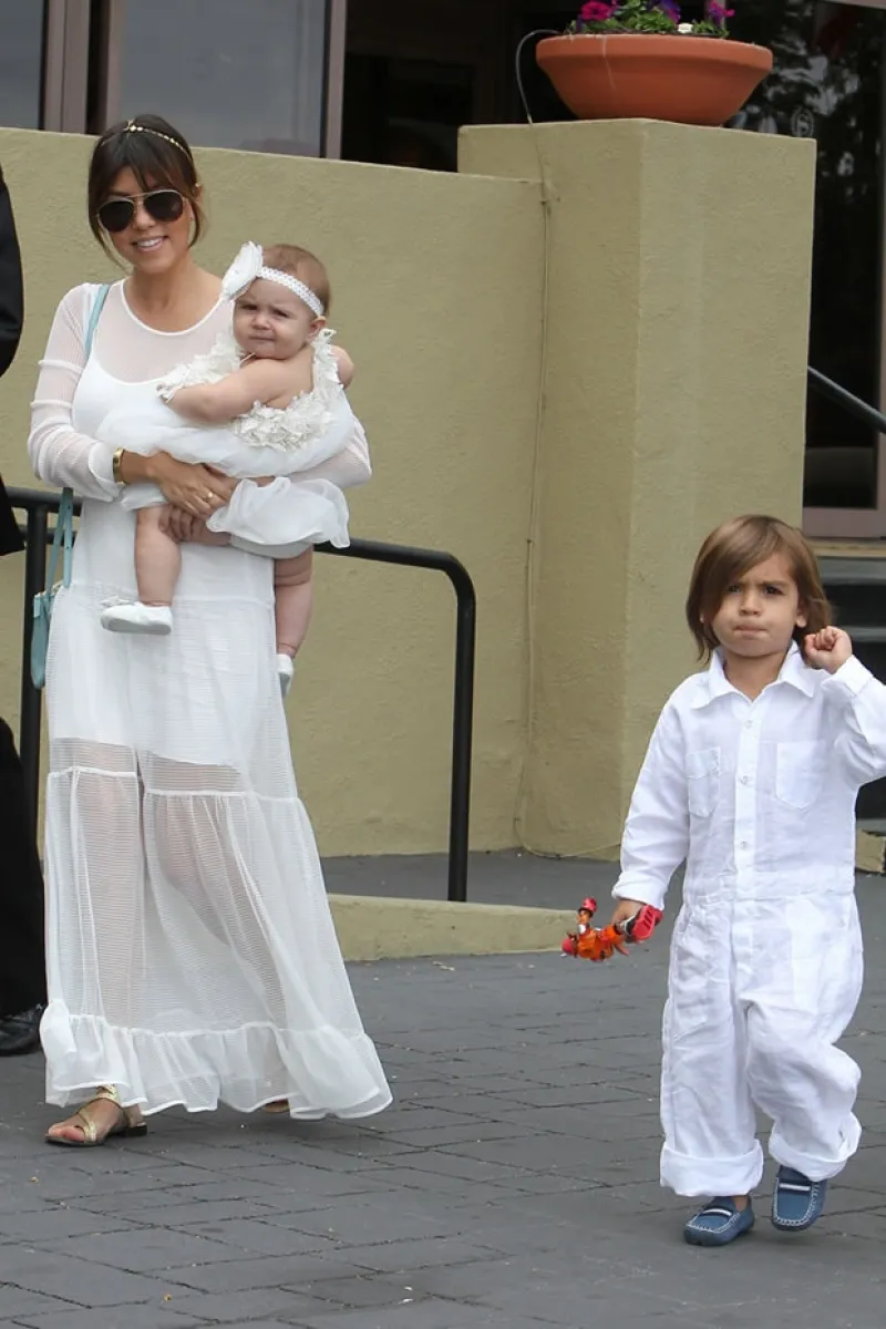 Los pequeños hijos de Kourtney Kardashian y Scott Disick robaron cámara ayer en California, mientras asistían a la misa de resurección acompañados de sus familiares.