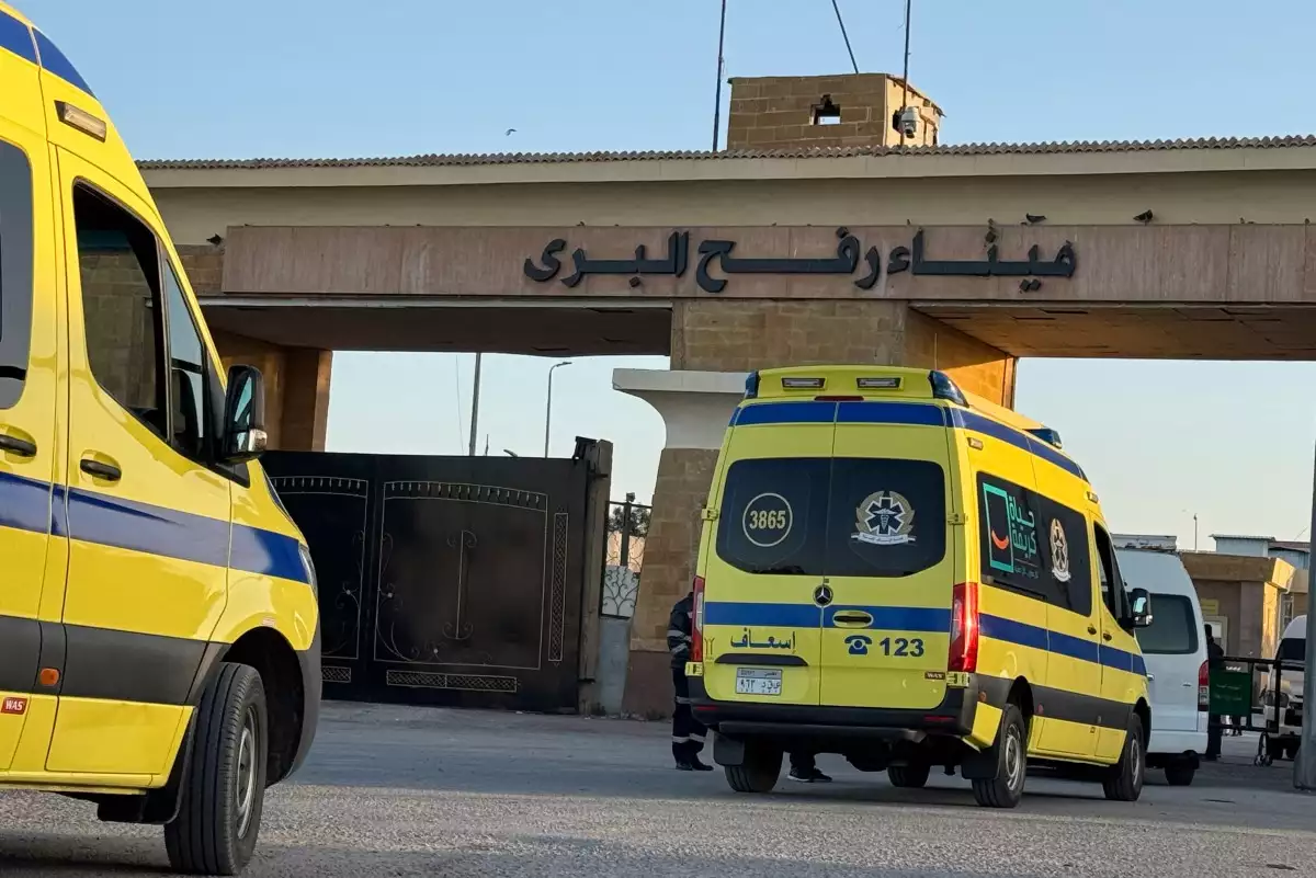 Las ambulancias esperan en fila en el lado egipcio del cruce fronterizo de Rafah con la Franja de Gaza palestina, en el noreste de Egipto, el primer día de la evacuación de unos 50 palestinos, en el cruce de Rafah el 2 de febrero de 2026. El cruce fronterizo clave de Rafah en Gaza se reabrió a los palestinos el 2 de febrero de 2026, dijo un funcionario de seguridad israelí, pero los medios de comunicación vinculados al estado egipcio dijeron que solo a 50 personas se les permitiría cruzar en cada dirección en los primeros días. La reanudación de las operaciones se produce después de que las fuerzas israelíes tomaran el control de la puerta de entrada a Egipto en mayo de 2024 durante la guerra con Hamas