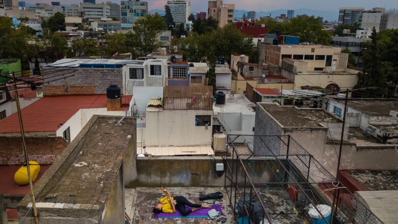 En la Ciudad de México las personas usan sus azoteas durante la pandemia.