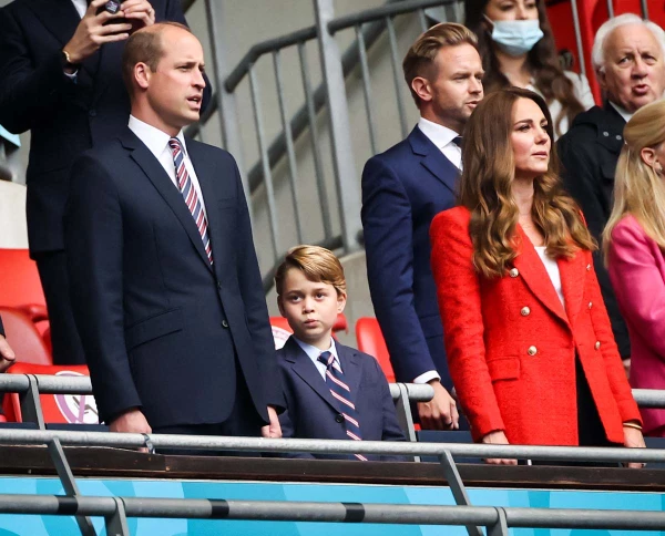 El outfit de George era prácticamente igual que el de su papá, el príncipe William.
