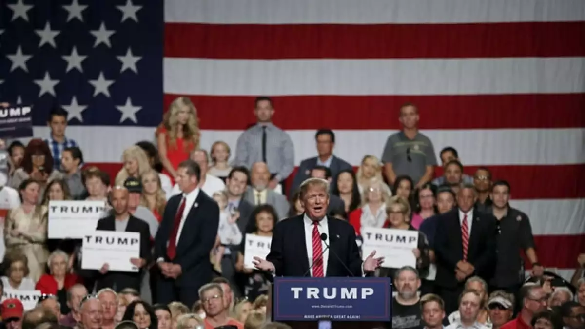 Donald Trump hablando en un evento de su campaña en Phoenix, Arizona, el sábado