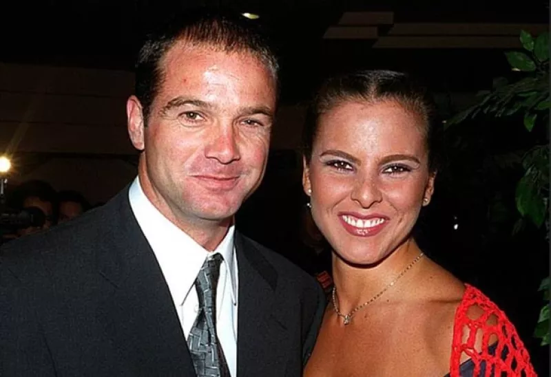 En 2001 se casó por primera vez con Luis García.