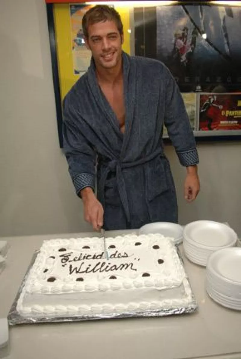 Sus compañeros de la telenovela `Sortilegio´, entre los que se encontraban Carla Estrada, Jacqueline Bracamontes, María Victoria, Daniela Romo, así como staff de producción, lo festejaron.