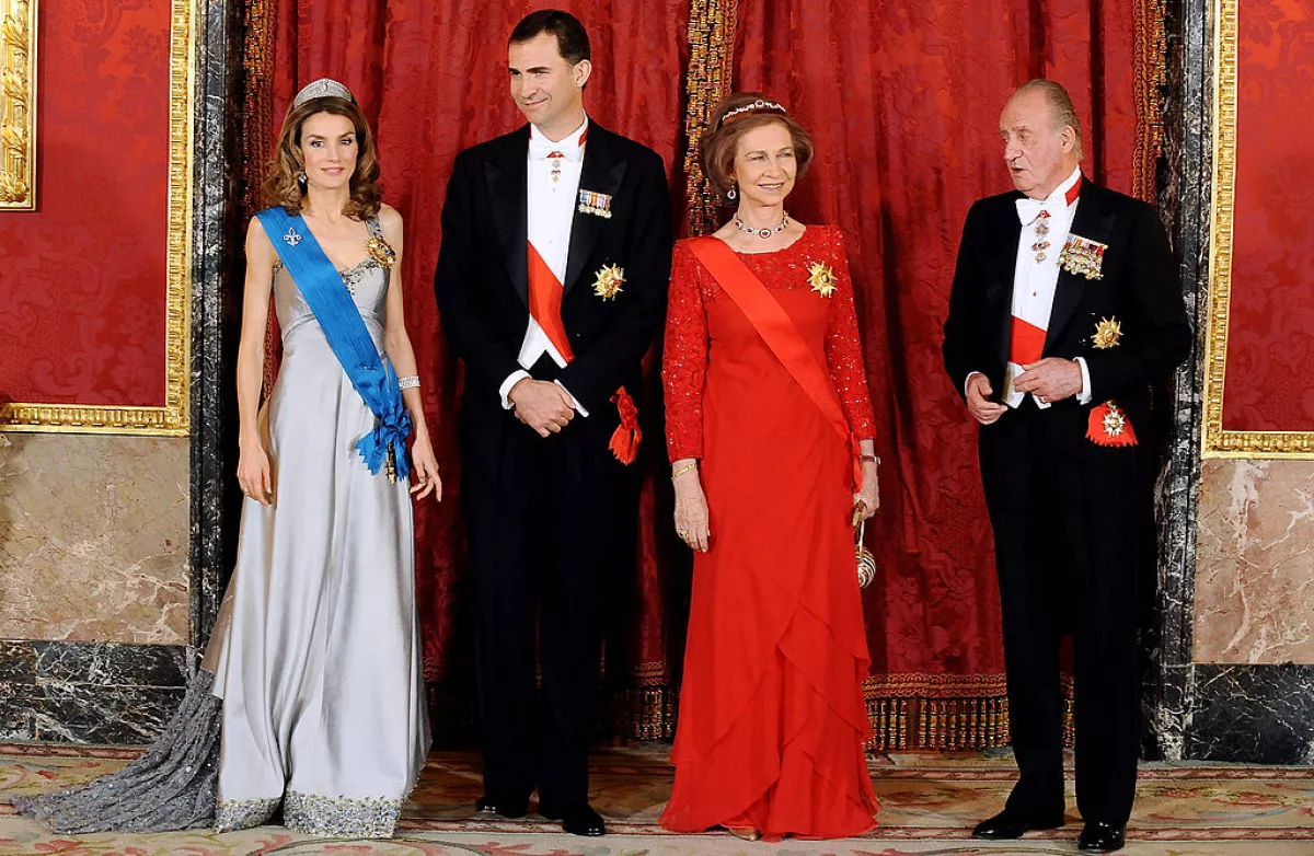 Foto de 2009, a la derecha la princesa Letizia y el príncipe Felipe de España, a la izquierda la todavía reina Sofía y rey Juan Carlos I.