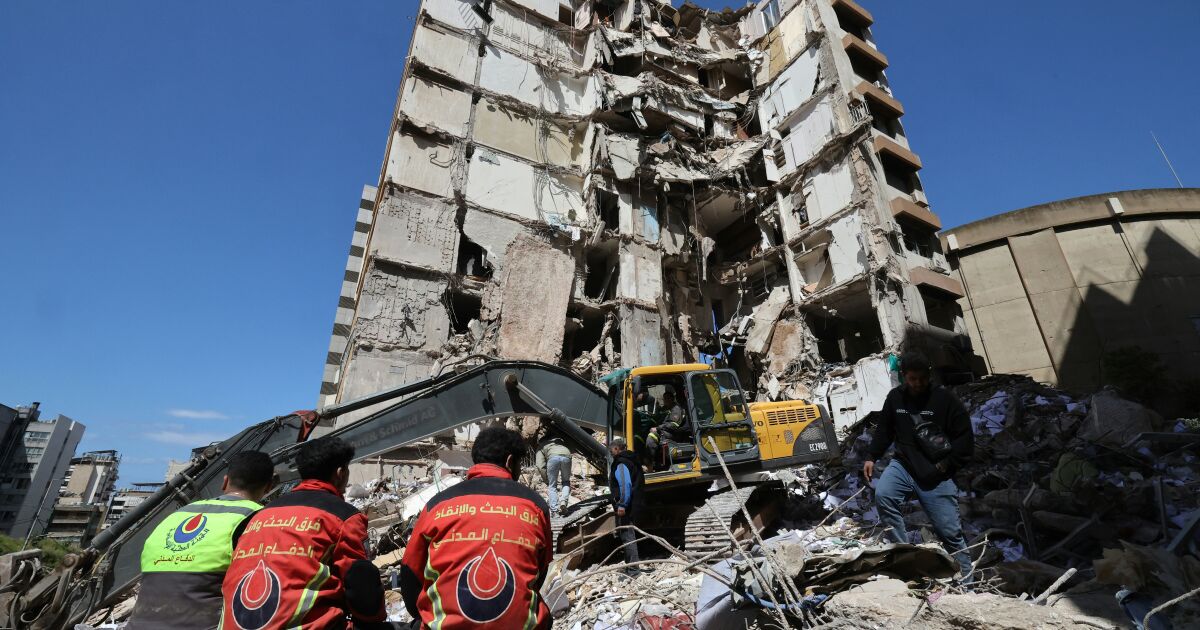 Líbano anuncia conversaciones con Israel en Washington para el alto al fuego

La presidencia de Líbano informó que se reunirá en Washington con embajadores de Israel para discutir un alto el fuego en la guerra en la región.