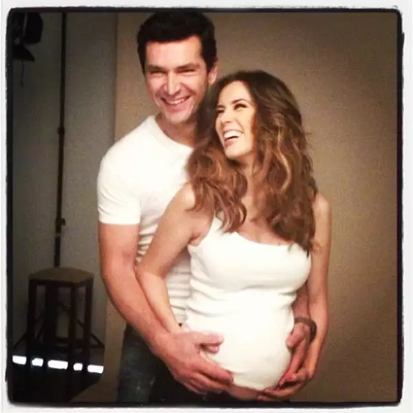 Así posaron en el primer embarazo de la conductora.