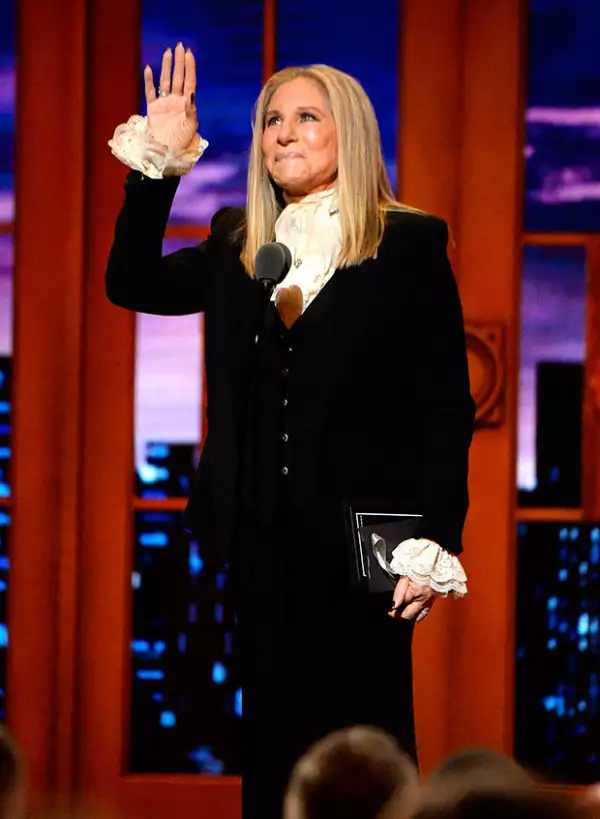 arbra Streisand hizo hincapié en la capacidad del teatro para ofrecer consuelo y refugio al mundo incluso en los momentos más oscuros.