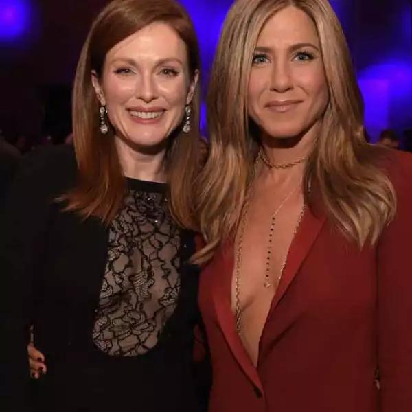 Julianne recibió el apoyo y los aplausos de Jennifer al recibir el premio a Mejor Actriz.